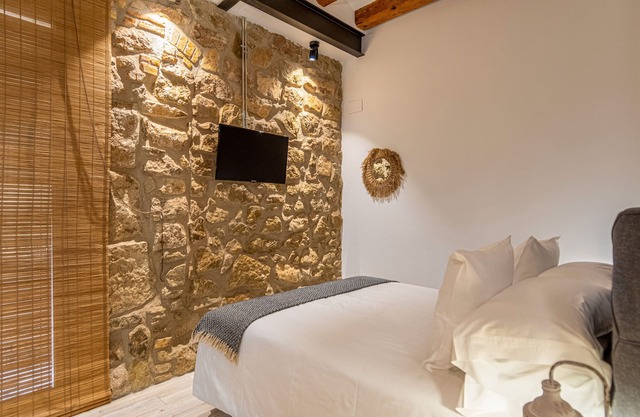 Bed and Breakfast 'Habitació Doble' with Shared Terrace, Wi-Fi and Air Conditioning