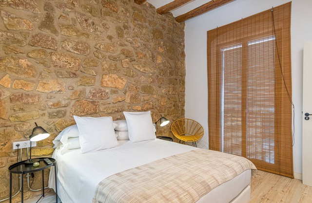 Bed and Breakfast 'Habitació Doble' with Shared Terrace, Wi-Fi and Air Conditioning