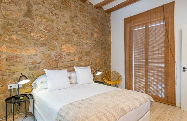 Bed and Breakfast 'Habitació Doble' with Shared Terrace, Wi-Fi and Air Conditioning