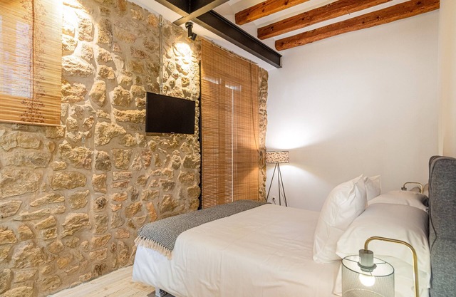 Bed and Breakfast 'Habitació' with Shared Terrace, Wi-Fi and Air Conditioning