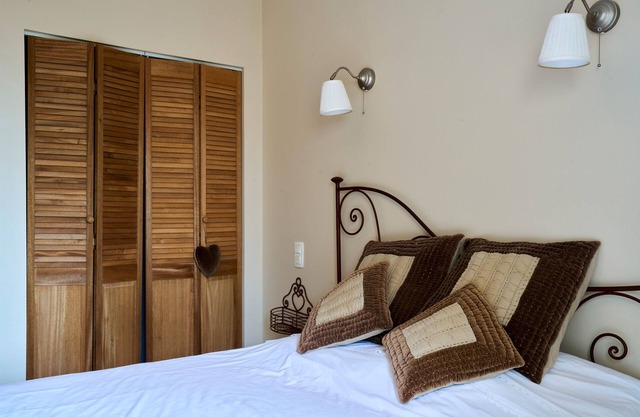 Bed and Breakfast 'Mélanosporum' with Private Terrace, Shared Garden and Wi-Fi