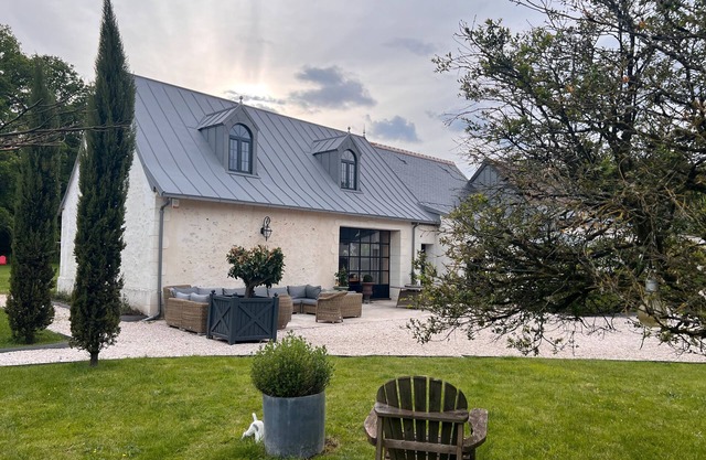 Bed and Breakfast 'Très Belle Suite Familiale' with Shared Pool, Private Terrace and Wi-Fi