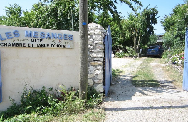BEDROOM/TABLE/GITES LES MESANGES ST JEAN DE SAUVES