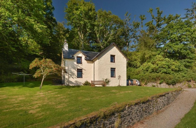 Beechwood House - a detached cottage that sleeps up to 6 guests