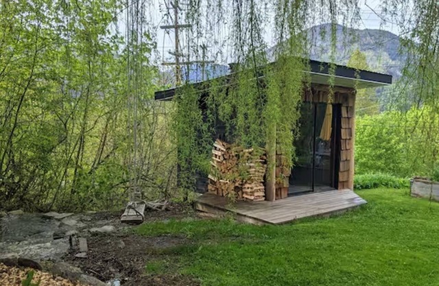 Bees Knees in the Trees Tiny Home - Hot Tub, Sauna & Cold Plunge