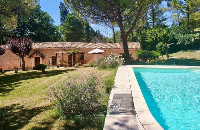 Belle Longère Avec Piscine et Jardin de 5000m2 à 25 mn de Saint-emilion