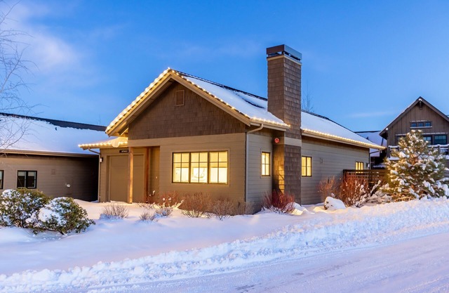 Bend FUN ~ Heated resort pool ~ hot tub ~ pocket park ~ concert shuttle