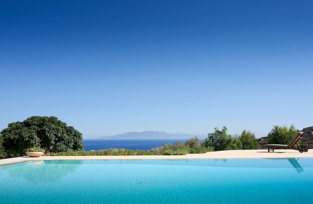 Benjamin Button with Infinity Pool near Super Paradise beach by JJ Hospitality-