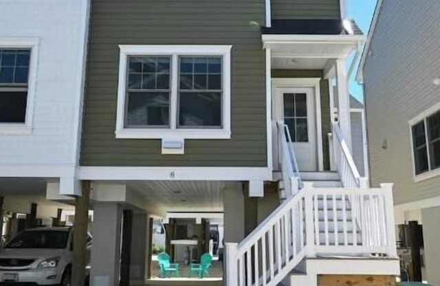 Benny's Beach Bungalow