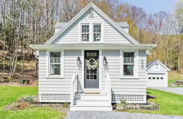 Berkshire Cottage - A cozy retreat for a fall/winter getaway