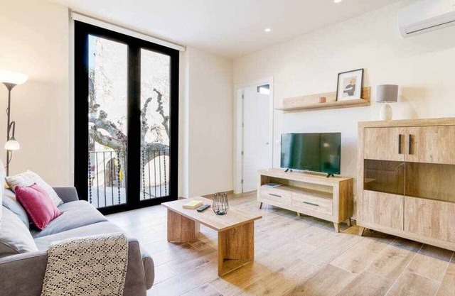 Besalu 1-1 Brand new apt with AC & views on square