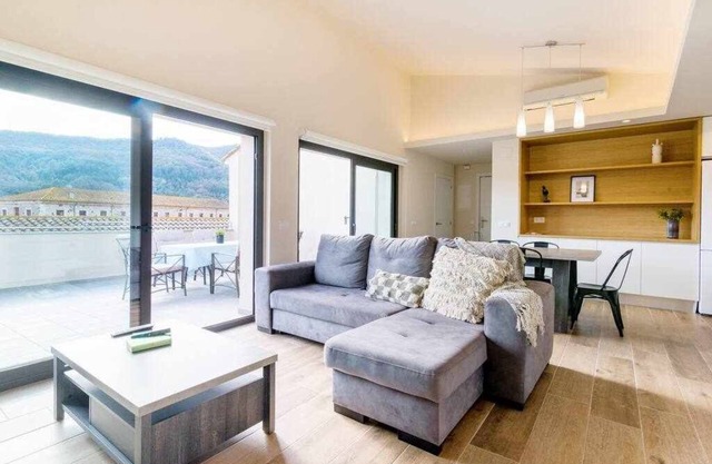 Besalu Attic modern apt w /terrace & great views