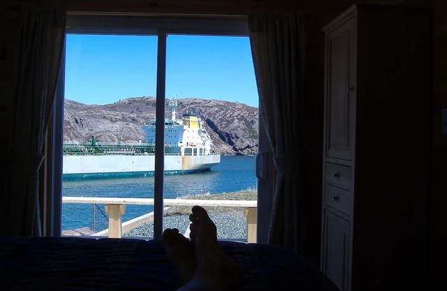 BEST CITY VIEWS, COTTAGE WITH LARGE DECK, ON THE HARBOUR. MININUM 31 DAY STAY