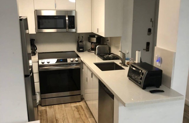 BEST DEAL! 2 Bedroom Modern Beachfront by YouRent!