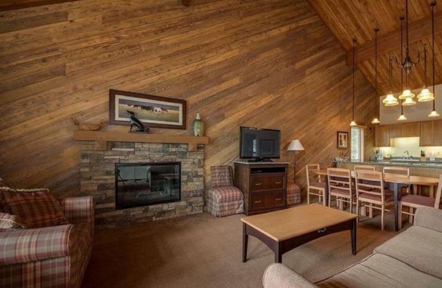 Best Location and layout at 7th Mountain 1024 SF 2 Bed/2 Bath - Pet Friendly