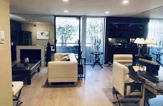 Best Location - condo with hot tub, WiFi, AC in fantastic West Los Angeles