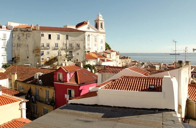 Best Terrace River view , Alfama Apartment