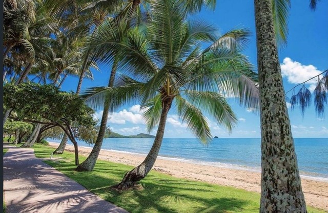 Best Value Cairns Holiday Home! - Trinity Beach Getaway: Spa, pool, beach, sun.