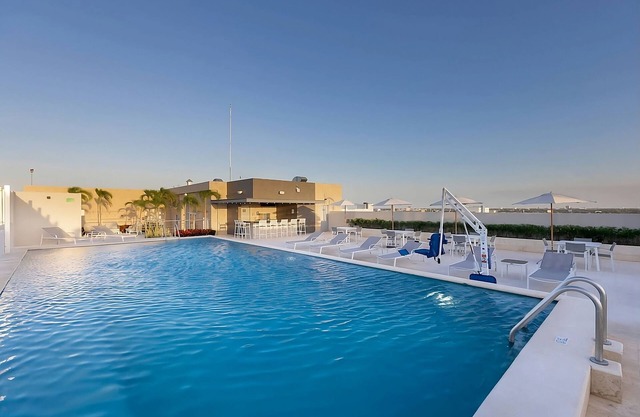 Best Value, Quality Stay! Free Breakfast and Parking, Pool, Pets Allowed