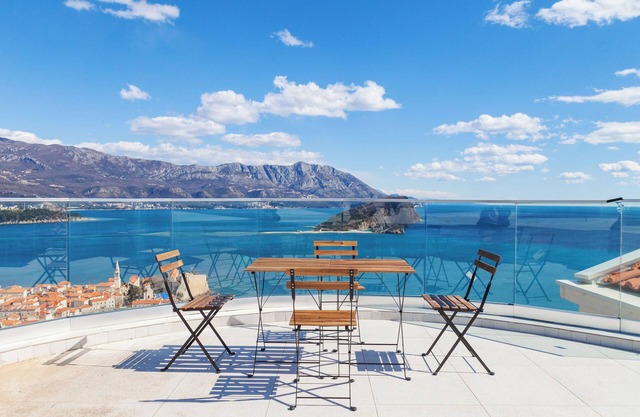 BEST VIEW 4-bedroom apartment with swimming pool and private top-roof terrace