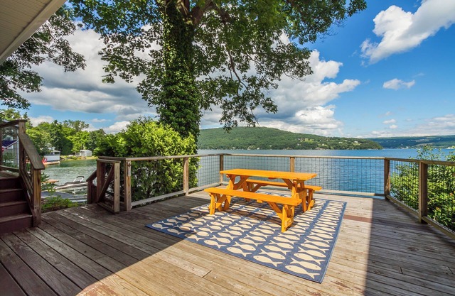 “Better In Blue” Large Waterfront Home, private parking, Bluff view, dock