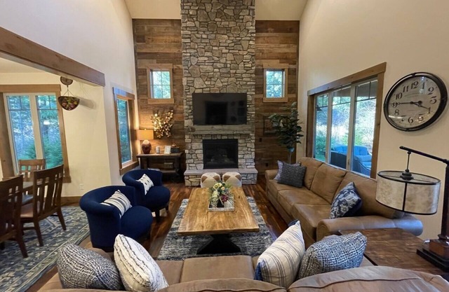 Better than the rest! Suncadia Sleeps12 3Baths FirePit HotTub Bikes Game Room