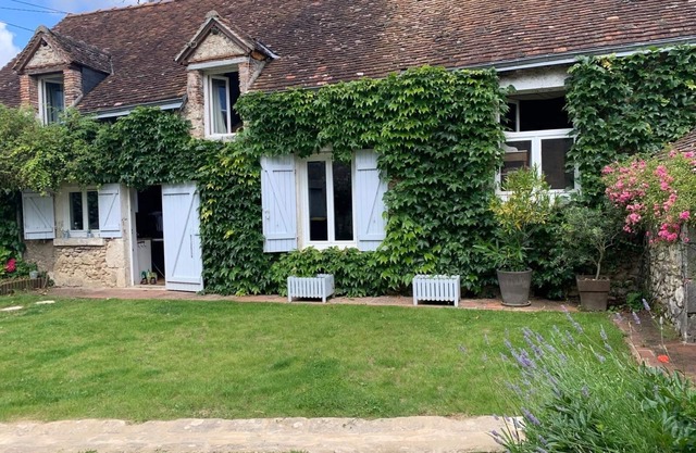 Between Chambord castles, Cheverny and Blois solognote farmhouse on the banks of the Loire