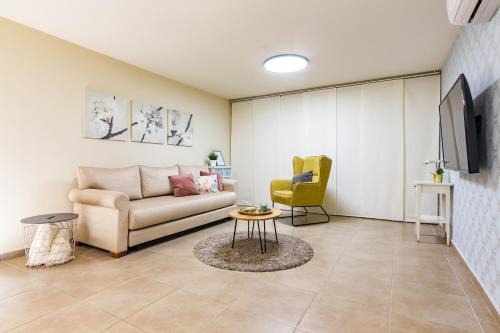 Between Crater and Lake