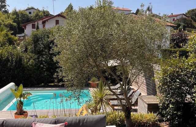 Biarritz, Quiet house for 8 ps with south facing pool 10 minutes from the beaches