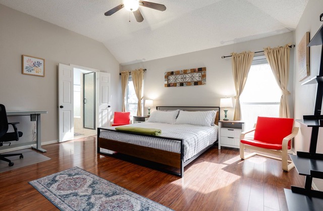 Big 4 Bdrm 2 Bath, Private 15' Swim Spa, Hot Tub, Fenced Private Yard, Big Trees