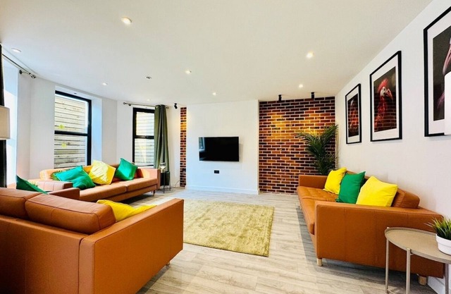 BIG Bournemouth 4-Bedroom - 2-Bathroom - Sleeps 10