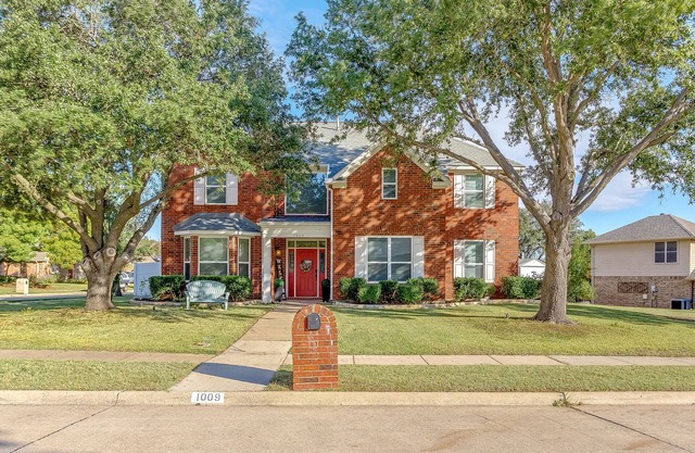 Big family-sized lovely traditional house. 14 minutes to DFW Airport!