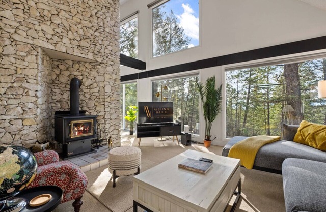 Big Horn Hideaway | Hot Tub | Fireplace | Backyard