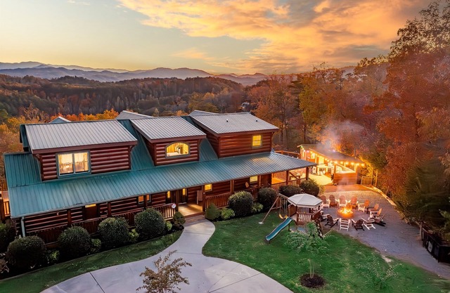 Big Kahuna*Family retreats*Weddings*sleeps 24, Theater