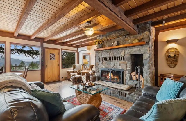 Big Mountain Treehouse! Beautiful cabin home w/SPECTACULAR views of Lake