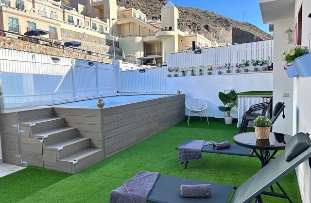 Big Villa Puerto Rico streetfront with saltwater jacuzzi pool, BBQ near shops