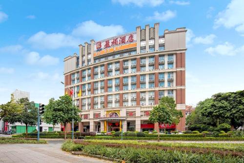 Billions-Earn Hotel just a 3 minute walk to the Ceramics Expo Center and close to Guangdong Foshan Creative Park and China Ceramics City