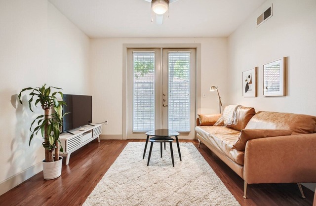 Bindel: 1 Bedroom in East Austin, Highly Walkable, Rooftop Views, Pet Friendly!