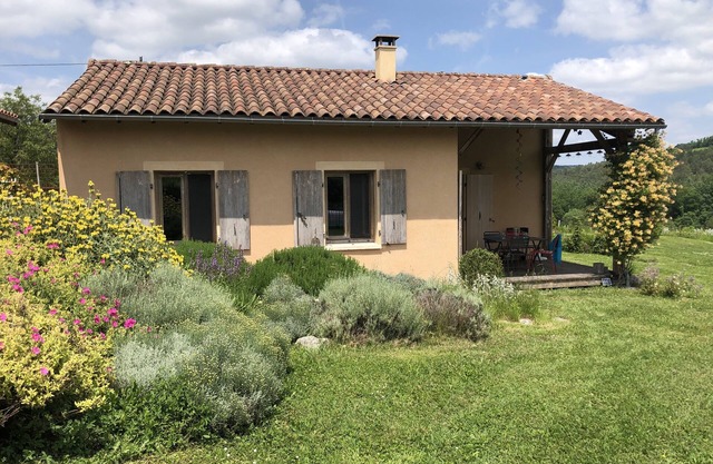 Bioclimatic house with swimming pool in a peaceful hamlet 3 km from the city center