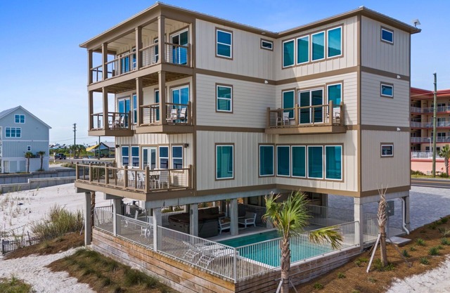 Bird's Nest: Luxury 8 Bedroom New Build- Beachfront, Priv. Pool, Pet Friendly!