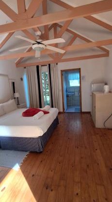 Bird watchers paradise, peaceful chalet in shaded resort