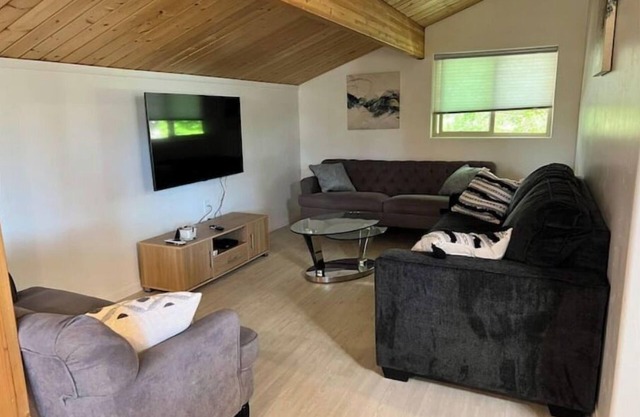 Bishop Aces Apartment