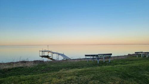 Blåt Sommerhus På Idylliske Askø