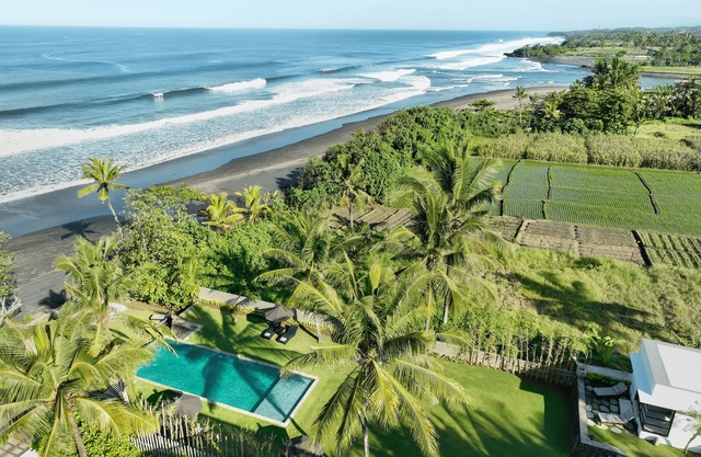 Black Beach Villa - Absolute Beachfront
