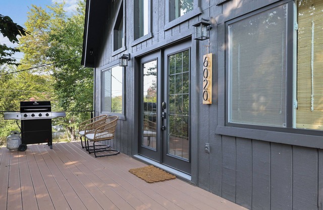 Black Pocono Cabin Retreat — Hot Tub, Grill & Walk to Lake