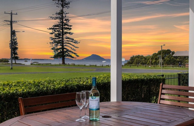 Black Possum Cottage - Views of the Bay