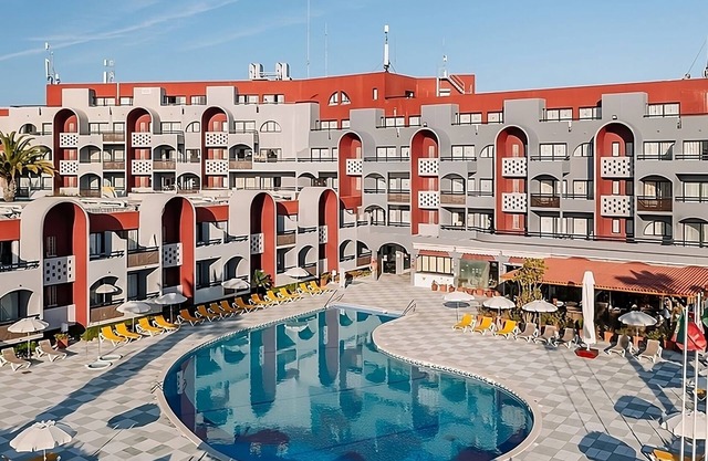 Blissful Getaway! Full Kitchen and Balcony, Swimming Pool, Near Oura Beach!