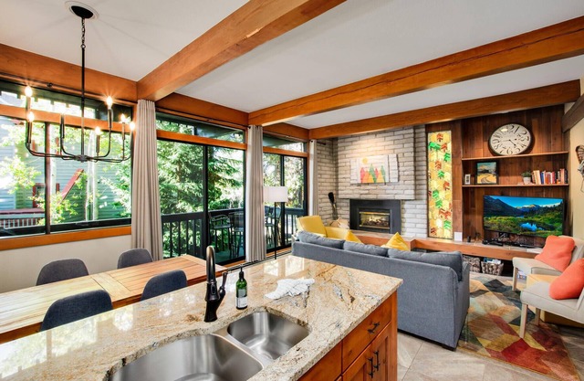 Blissfully Convenient Condo - walk to the Quicksilver lift, walk to Main Street!