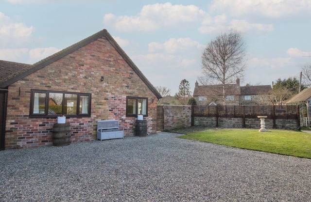 BLOCKLEY LODGE, pet friendly, with a garden in Wall-Under-Heywood