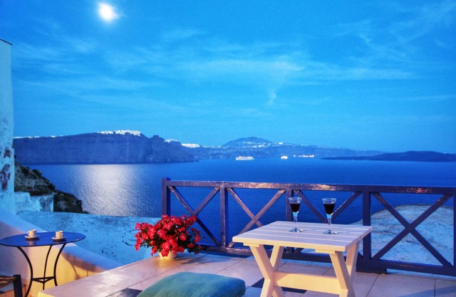 Blu Blanco Cave House